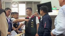 議長張峻直接進場，怒踹傅崐萁的桌子。（圖／翻攝畫面）