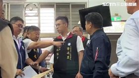 議長張峻直接進場，怒踹傅崐萁的桌子。（圖／翻攝畫面）