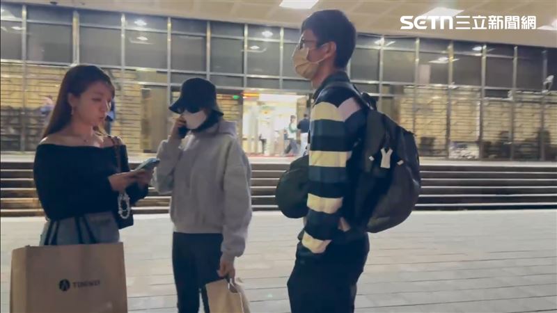 李威妻子簡瑀家(中)。(圖/翻攝畫面)