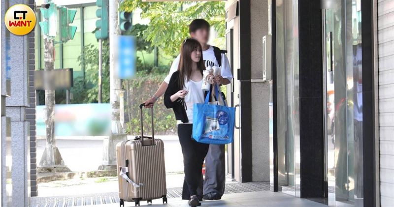 小倆口在家具賣場美食街吃飯,過程有說有笑,看來溝通不是問題。(圖/CTWANT)