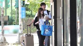 本月17日中午12點半，從韓國來台的新男友拖著行李跟著邱偲琹回到新家。（圖／CTWANT）