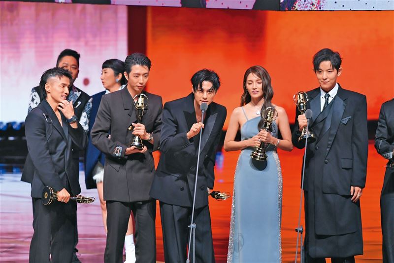 棒棒堂全員沒當兵,又拿下金鐘獎實境節目主持人獎引發抨擊。左起阿緯、小杰、王子、朵拉Dora、敖犬