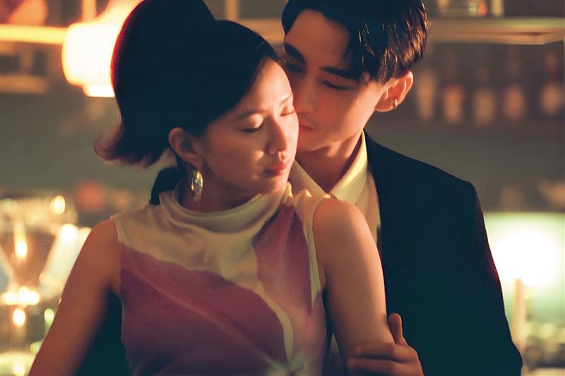 9m88(左)和章廣辰(右)曾合作拍MV,想不到當了10年好友的他們爆出熱戀。 (翻攝自9m88 IG)