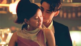 9m88（左）和章廣辰（右）曾合作拍MV，想不到當了10年好友的他們爆出熱戀。 （翻攝自9m88 IG）