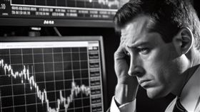 投資人宜採股債配置策略，兼顧資產分散與風險控管，在降息環境中有望掌握息收優勢與潛在資本利得。（示意圖／PIXABAY） 