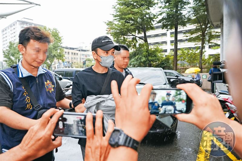 以「地中海型貧血」躲過兵役的書偉,近日被拘提時遭警上銬帶走