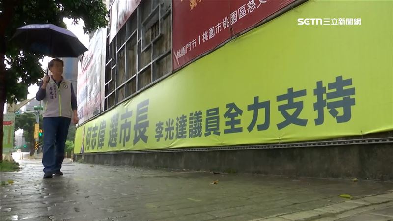 李光達議員全力支持何志偉選市長,並幫他掛上大大看板