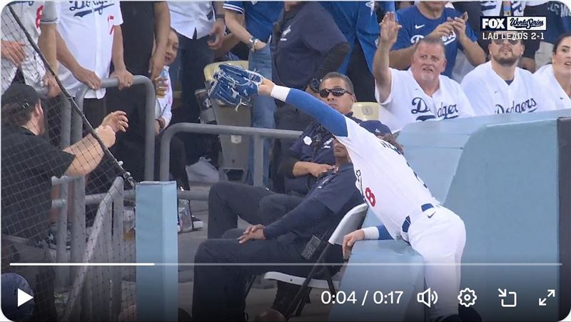 赫南德茲(Enrique Hernandez)左外野美技接殺飛球,大谷翔平在投手丘上高舉雙手。(圖/翻攝自MLB_comment推特)