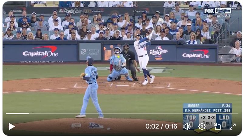世界大賽G4赫南德茲（Enrique Hernandez）敲高飛犧牲打讓道奇先馳得點。（圖／翻攝自MLB X）