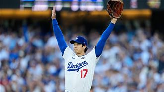 左外野手美技！　大谷翔平高舉雙手謝隊友