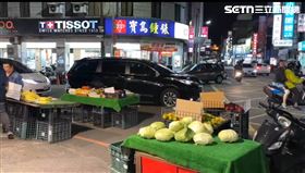 苗栗街頭違停衝突　男持刀與水果攤商對峙(圖/翻攝畫面)