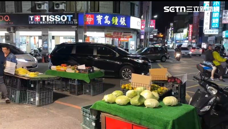 一名徐姓男子疑因機車違停,與水果攤老闆爆發口角,雙方情緒失控,竟各自持刀對峙,場面一度緊張。(圖/翻攝畫面)