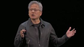 輝達執行長黃仁勳在GTC大會宣布AI處理器訂單累計高達5,000億美元，引爆全球AI資金狂潮，台積電股價也受激勵大漲至1500元，台股大盤飆破28200點再創歷史新高。（圖／翻攝自YT＠NVIDIA）