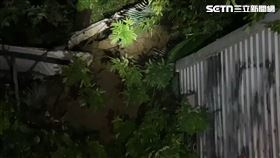 台北市南港舊莊街一段290巷昨深夜發生邊坡坍方。（圖／翻攝畫面）