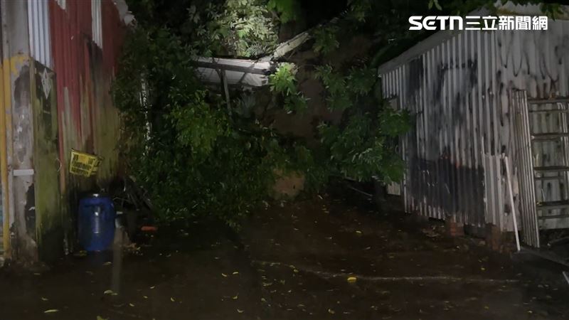 台北市南港舊莊街一段290巷昨深夜發生邊坡坍方。(圖/翻攝畫面)