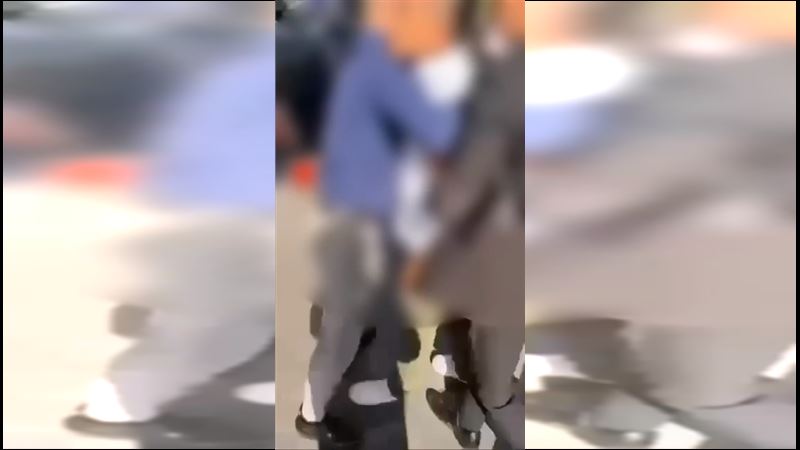 保險業務員與經理人馬狹路相逢互撞,經理抵達戰場抄桿子作勢打人。(圖/翻攝自記者爆料網)