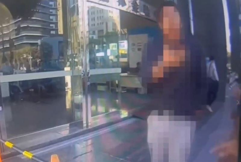 鄭男(藍衣)提出傷害等告訴,依規定通知蔣男到案說明並移請高雄地檢署偵辦。(圖/翻攝畫面)