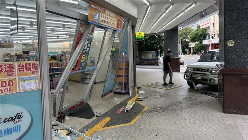 休旅車撞進超商的情形。（圖／翻攝畫面）