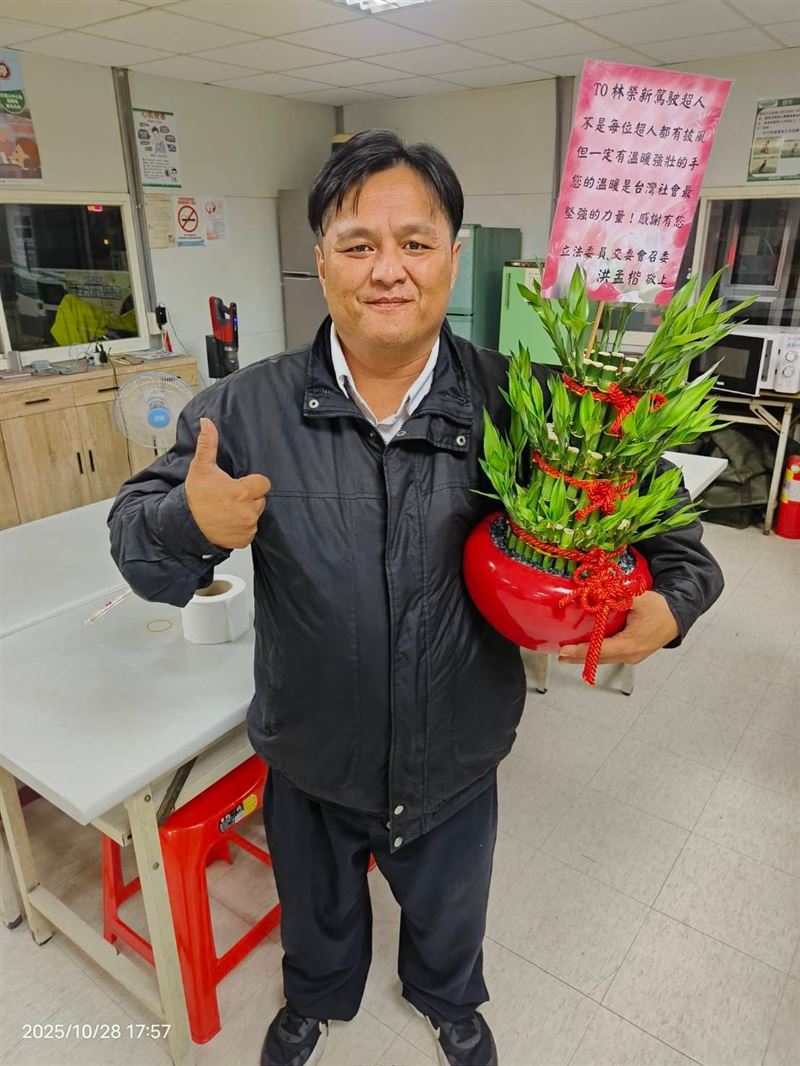 洪孟楷臉書貼照大讚，林榮新先生用最真摯的行動，詮釋了「愛與善意」的力量。（圖／翻攝自洪孟楷臉書）