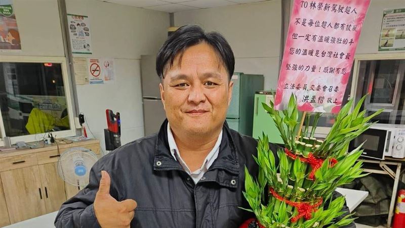 三重客運司機抱老婦上車 藍委:駕駛超人