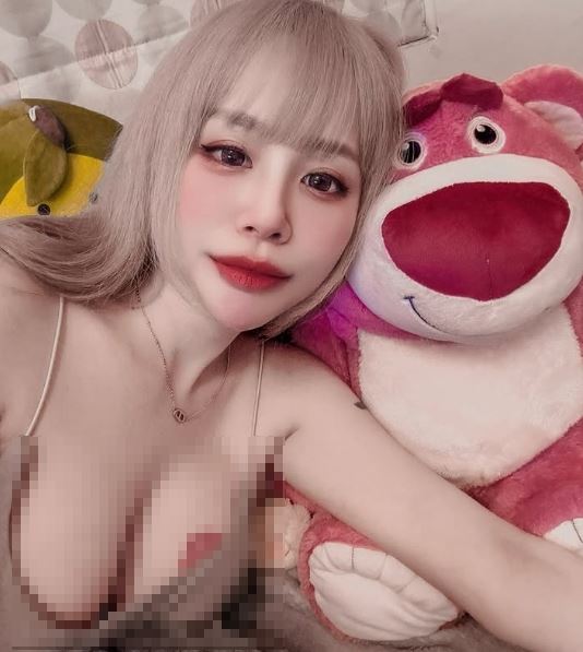 黑絲襪的OL繳完錢轉身後,竟被一隻氣勢超派的白公雞猛追,她的比基尼辣照也被網友挖出熱傳意外爆紅。(圖/翻攝自IG @yian422)