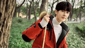 于朦朧離奇墜樓身亡事件後，雖然官方定調「意外」，但網路上仍有大量疑問。（圖／翻攝自于朦朧微博）