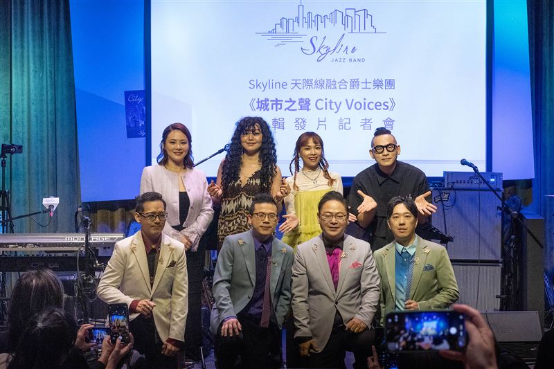 Skyline(前排)新專輯幕後陣容強大,包括P.i.N(後排左起)、范品頤、鄭雙雙、PiA 吳蓓雅、古皓。(圖/Skyline提供)