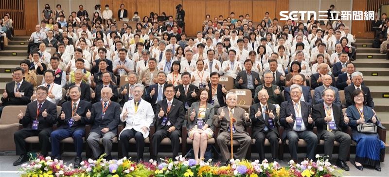 臺中榮總43週年院慶合影(圖/翻攝畫面)