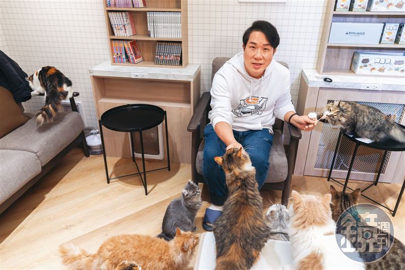 劉爾金去年引進日本知名的「Cat Café MOCHA」貓咖啡,引起話題