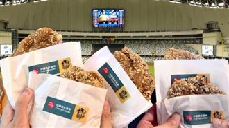 中國信託證券為感謝象迷力挺，明在全台分公司發免費雞排。（圖／翻攝自中國信託證券臉書）