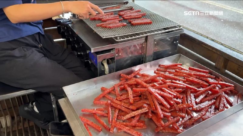 台南麻豆30年肉品老店,架上肉鬆及肉條是招牌