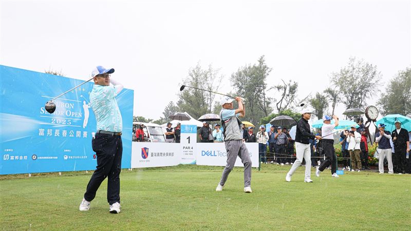 邦集團董事長蔡明忠(右二)、富邦長春公開賽賽事共同創辦人謝敏男(左二)、台灣高爾夫俱樂部董事長陳彥豪(右)與TSPGA理事長呂崇標(左)，為本屆富邦長春公開賽開出第一球。。（圖／富邦金控提供）