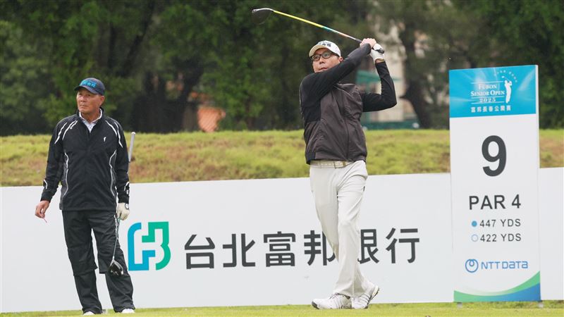 富邦集團董事長蔡明忠今(28)日於富邦長春公開賽職業業餘配對賽中，第九洞開完球後展現平衡且漂亮的收桿動作。（圖／富邦金控提供）