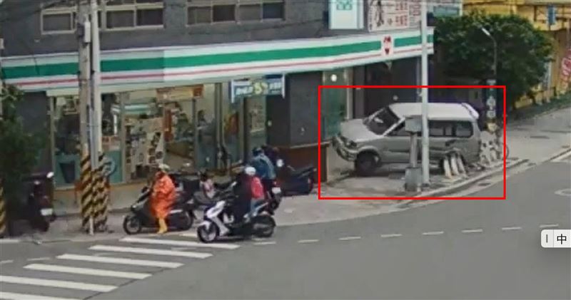 休旅車先衝上人行道撞擊UBIKE停車柱。(圖/翻攝畫面)