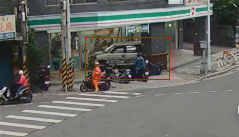 休旅車撞進超商瞬間。(圖/翻攝畫面)