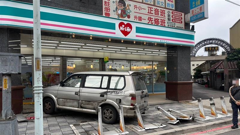 駕駛疑吃感冒藥晃神 開車猛撞超商畫面曝