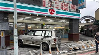 駕駛疑吃感冒藥晃神　開車猛撞超商畫面曝