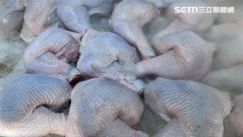 知名氣冷雞店家表示生鮮雞肉有微幅漲價,若豬肉禁宰令再延長,價格可能會再飆升。(圖/記者賴俊佑攝影)