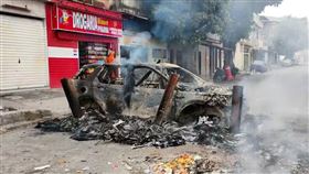 犯罪集團在里約街上焚燒路障和汽車。（圖／翻攝自X平台 @Archer83Able）