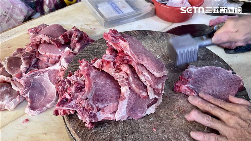 還在營業的豬肉攤老闆表示目前僅剩冷凍肉,全被老顧客預訂,賣完就要店休了。(圖/記者賴俊佑攝影)