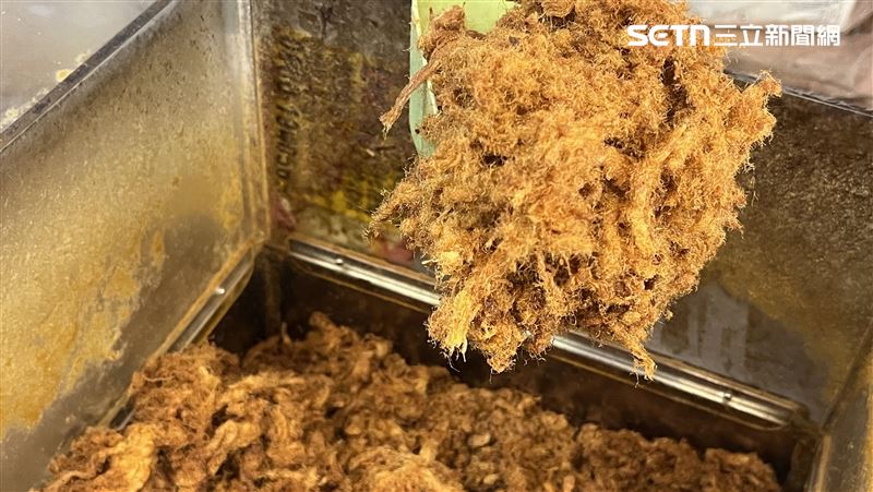 肉鬆攤老闆表示近日客人購買量增加,也擔心豬肉禁宰令解除後,豬肉價格可能會飆漲。(圖/記者賴俊佑攝影)