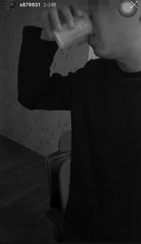 李男被逼喝尿。(圖/翻攝畫面)