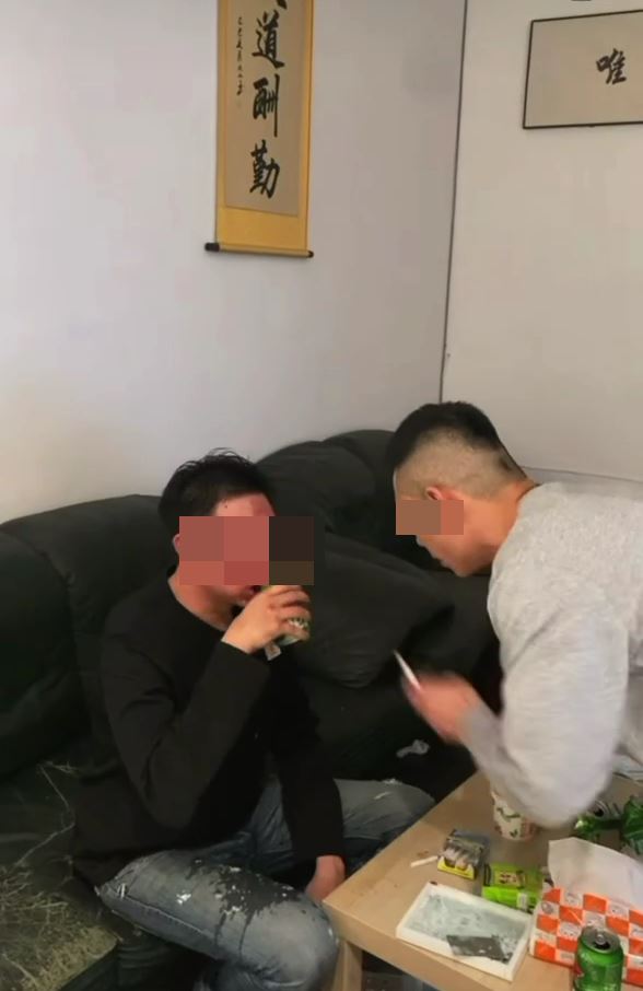 余男逼李男吃衛生紙配啤酒。（圖／翻攝畫面）