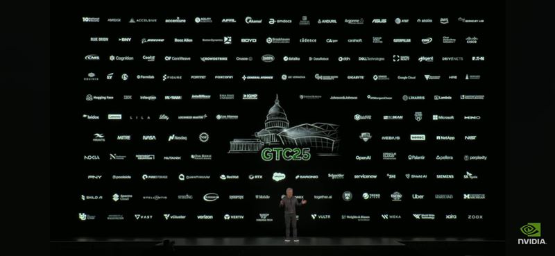 演講中黃仁勳親點Figure AI、Agility、強生等夥伴,宣布人形機器人與醫療AI正式進入量產時代。(圖/翻攝自YT @Nvidia)