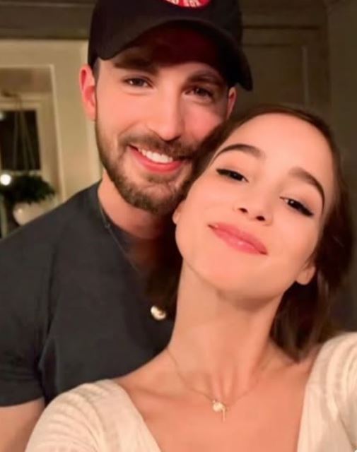 克里斯伊凡(左)與妻子艾芭普蒂絲塔(右)於10月24日迎來第一個寶貝女兒。(圖/翻攝自克里斯伊凡IG)