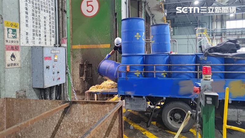 萬丹鄉某畜牧場載運逾87噸廚餘進入焚化廠,混入外縣市廚餘並涉嫌申報不實,違反防疫規範。(圖/翻攝畫面)