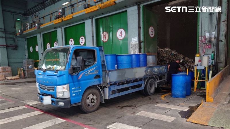 屏東縣政府嚴禁外縣市廚餘進入處理,未料,昨天(28日)竟傳出萬丹鄉某畜牧場有業者不顧禁令,強行闖入內傾倒外縣市廚餘。(圖/翻攝畫面)