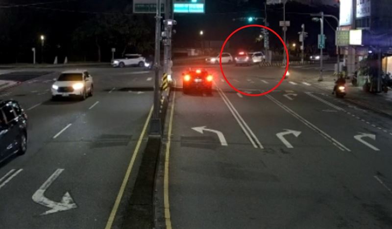 55歲陳姓工人酒駕，逆向高速撞到對向車道的1輛轎車1部機車。(圖／翻攝畫面)