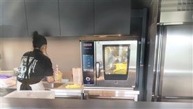 網友在臉書社團「靠北台鐵」直言一個高級觀光專列拿高級烤箱來烘抹布實在很掉價，多準備幾組靠站後再替換不好嗎？要發展高級觀光列車真的得方方面面考慮，人員素質也要提升。（圖／翻攝臉書社團／靠北台鐵）