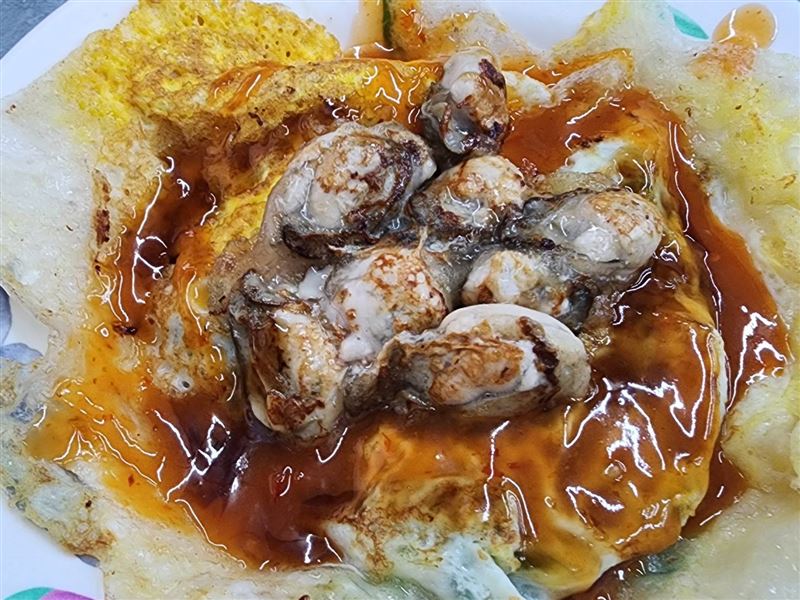 博士斜槓賣蚵仔煎、猛男大學生熱舞爆紅《沒出息》,基隆孝三路最潮古早味《簡家蚵仔煎》曝光。(圖/記者鍾志鵬攝影)